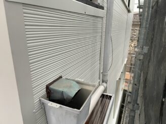 大阪市東淀川区の外壁カバー工法で窓まわりや配管部分まで仕上げた施工完了写真