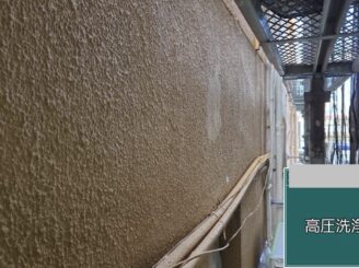 大阪市港区の外壁塗装工事で高圧洗浄が完了した外壁