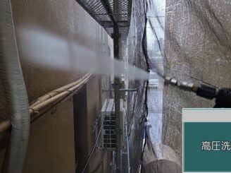 大阪市港区の外壁塗装工事で外壁を高圧洗浄している様子