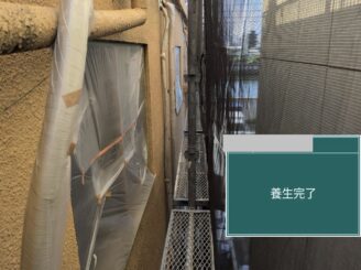 大阪市港区の外壁塗装工事で窓や配管まわりの養生が完了した状態