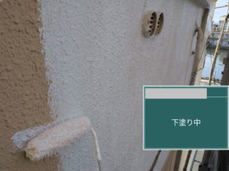 大阪市港区の外壁塗装工事でローラーによる下塗り施工中