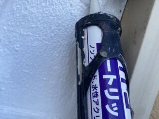 大阪市港区の外壁塗装工事で外壁のコーキング処理を施工した様子