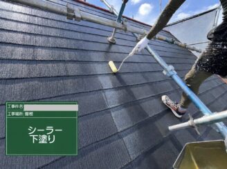 大阪市此花区の屋根塗装工事で屋根材に下塗り塗料を施工している様子