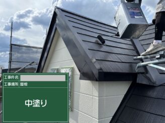 大阪市此花区の屋根塗装工事で屋根の中塗り塗装を行っている施工写真