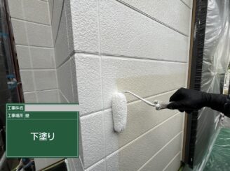 大阪市此花区の外壁塗装工事で外壁材に下塗り塗料を施工している様子