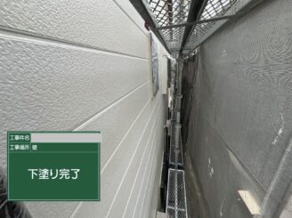 大阪市此花区の外壁塗装工事で下塗り工程が完了した住宅外壁