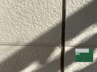 大阪市此花区のシーリング打替え工事で既存の目地シーリング材を撤去している様子