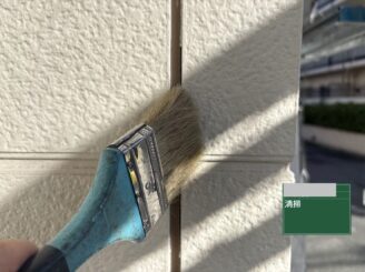 大阪市此花区のシーリング打替え工事で既存材撤去後の目地内部を清掃している様子