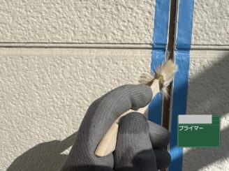 大阪市此花区のシーリング工事で目地に接着用プライマーを塗布している施工写真