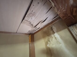 大阪市住吉区の雨漏り補修工事|天井材の割れと室内壁面に広がる雨染みの現状
