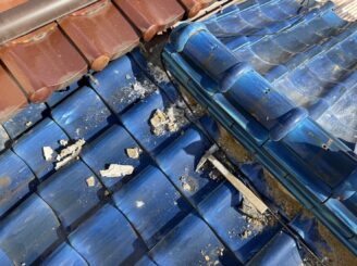 大阪市住吉区の屋根漆喰工事|瓦屋根の棟まわりで既存の劣化した漆喰を撤去