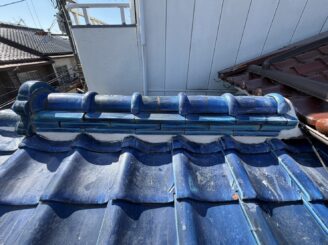 大阪市住吉区の屋根漆喰塗り替え完了|青い瓦屋根の棟まわりを補修した施工写真