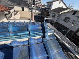 大阪市住吉区の瓦屋根メンテナンス|棟の側面に新しい漆喰を施工した完了写真