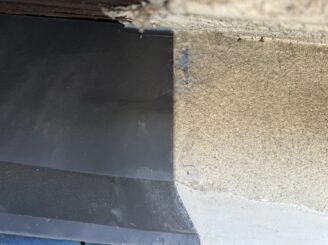 大阪市住吉区の外壁コーキング補修|外壁と板金の取り合い部分の補修完了写真
